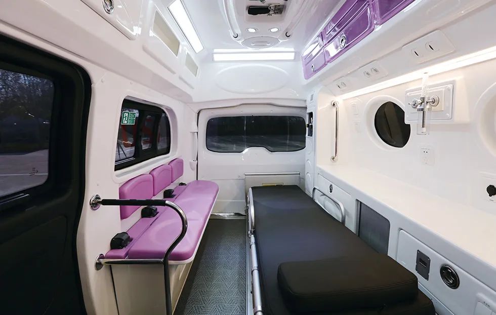 近距离观察救护车是什么体验？