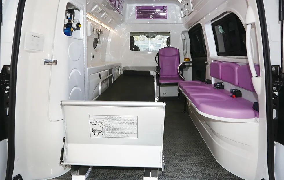 近距离观察救护车是什么体验？