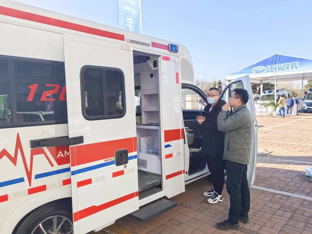 亿万先生MR方舱救护车亮相第四届中国急救大会，匠心为生命护航