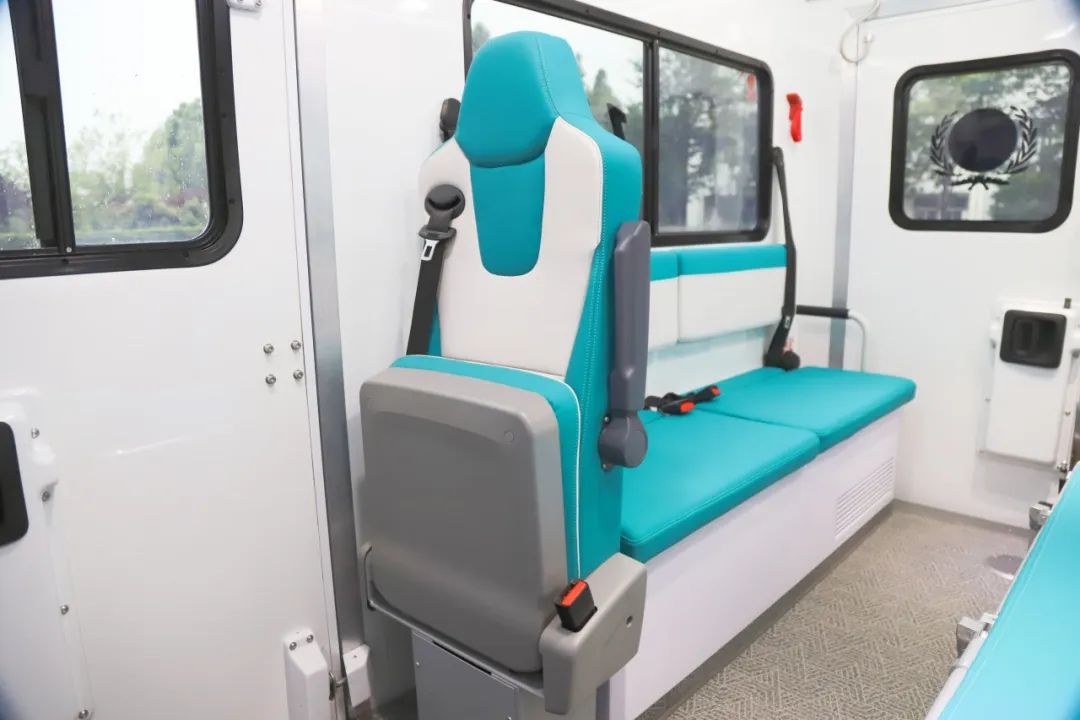 亿万先生MR方舱救护车亮相第四届中国急救大会，匠心为生命护航