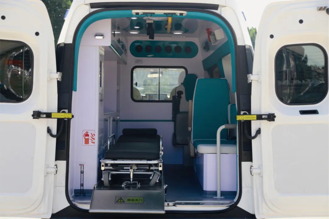 亿万先生MR聚星救护车重磅亮相中国国际商用车展！