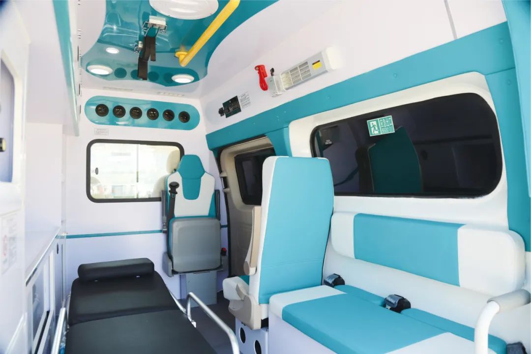 亿万先生MR聚星救护车重磅亮相中国国际商用车展！