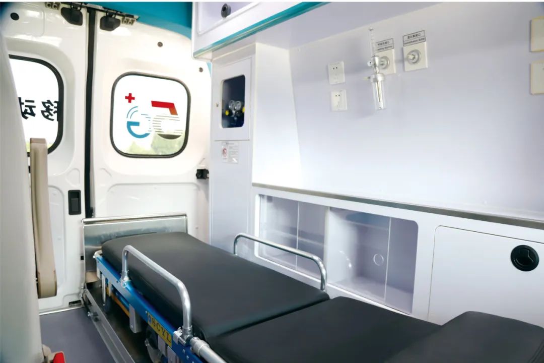 亿万先生MR聚星救护车重磅亮相中国国际商用车展！